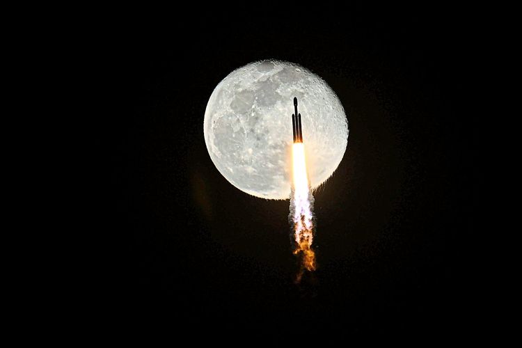 Rakete fliegt vor dem Mond vorbei