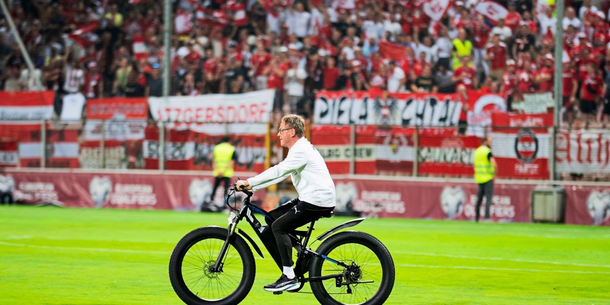 ÖFBチームのボスラングニックは、e-bike-nationalチームとスタジアムにいました