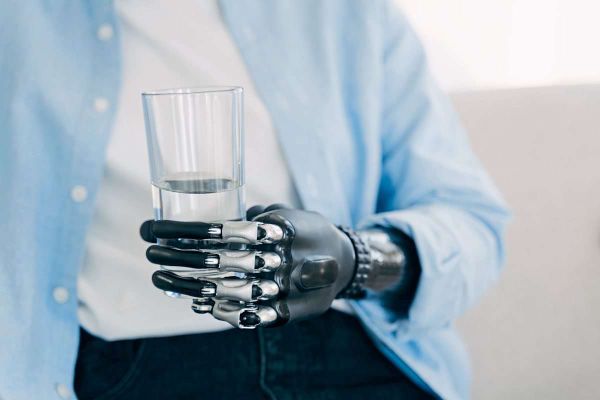 Musks-Neuralink-will-Roboterarme-durch-Gedanken-steuern