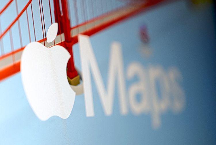 Das Apple-Maps Symbol vor einem digitalen Rendering der Golden Gate Bridge.