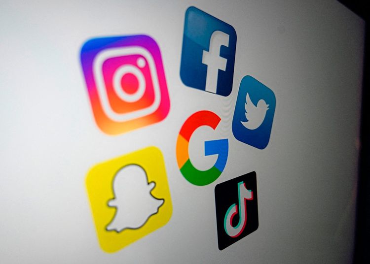 Ein Foto zeigt das Logo von Google, Facebook, Twitter, Tik Tok, Snapchat und Instragram auf einem Computerbildschirm