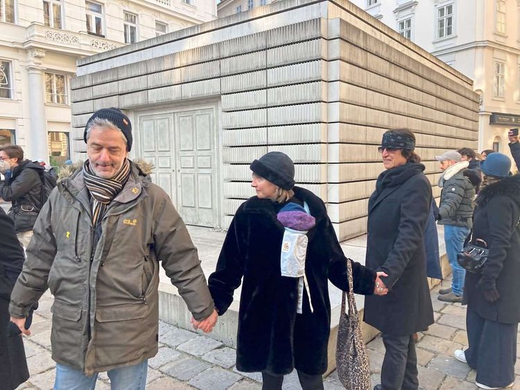 Gottfried Helnwein stellte sich spontan in die Menschenkette gegen Rosenkranz.