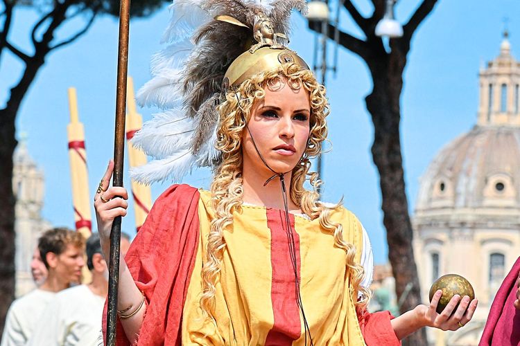 Frau in antikem Kostüm