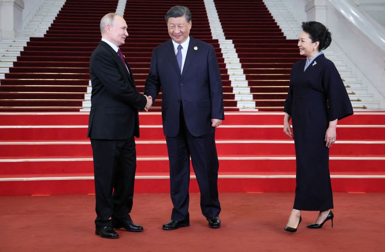 Russlands Präsident Wladimir Putin (links) wird in Peking von Chinas Staatschef Xi Jinping und dessen Frau empfangen.