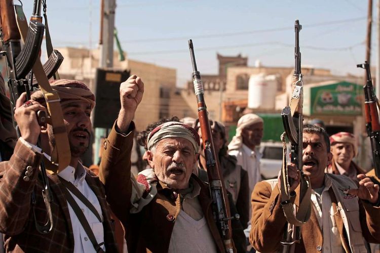 Huthi-Rekruten schreien Slogans bei einer Zeremonie zur Beendigung ihres militärischen Trainings in Sanaa am Donnerstag.