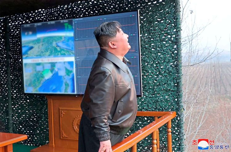 Kim Jong-un bei Raketentest. 