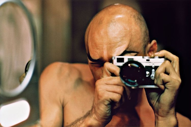 In den 1950ern und -60ern zählte Yul Brynner (1920-1985) zu den größten Filmstars der Welt. Das fotografische Schaffen des Schauspielers ist hingegen selbst eingefleischten Fans weitgehend unbekannt. Kameras waren Brynners ständige Begleiter. Mit ihnen dokumentierte er seine Reisen rund um den Globus und fotografierte hinter den Kulissen der Filmsets. Eines der einprägsamsten Selbst-Porträts des Schauspielers entstand am Set von 