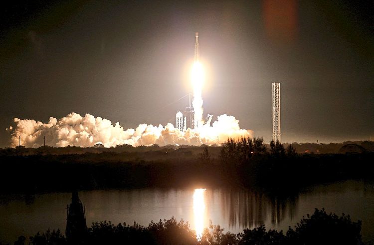 Falcon-Heavy-Rakete startet bei Nacht