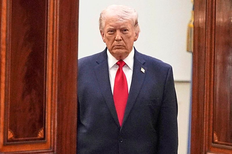 "Verrückte Bastarde": Trump droht Iran mit Bomben auf Kraftwerke und Brücken am Dienstag