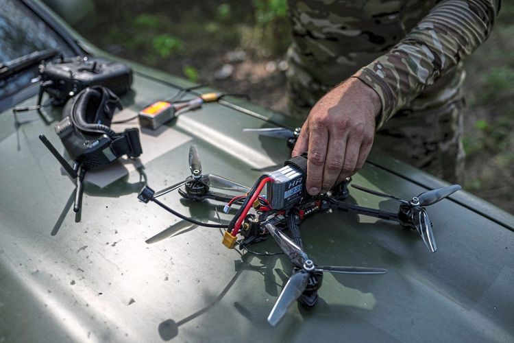 Das Bild zeigt eine Drohne im Ukraine-Krieg