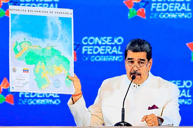Venezuelas Diktator Nicolás Maduro zeigt eine Karte Venezuelas in den Grenzen, die es nach seiner Vorstellung haben sollte. Seinen Daumen hat er auf dem von ihm beanspruchten Gebiet.