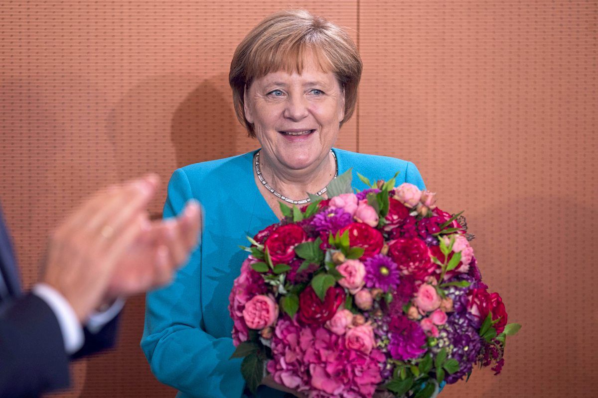 Blumen und Telegramm für die Kanzlerin: Merkel feiert 65. Geburtstag - Deutschland - derStandard 