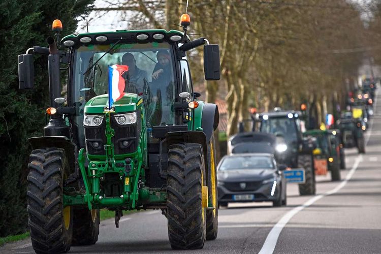 Traktoren sind auf der Straße in Frankreich unterwegs.