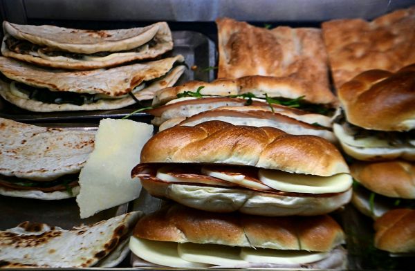 Botulismusvergiftung-nach-Sandwich-Verzehr-Ein-Toter-in-S-ditalien