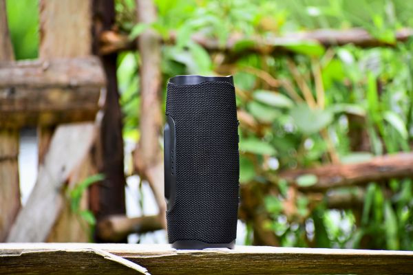 Musikalische-Zwangsbegl-ckung-Lautsprecherboxen-an-Badeorten