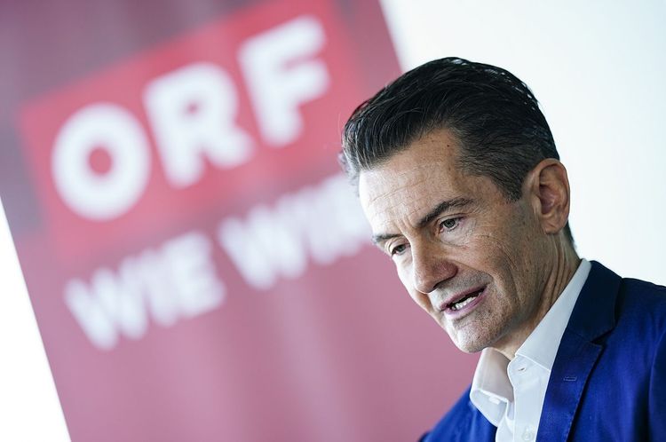 ORF-Generaldirektor Roland Weißmann vor ORF-Logo