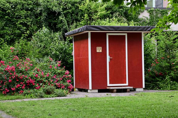 Jugendliche-bauen-Obdachlosen-ein-Dach-ber-dem-Kopf