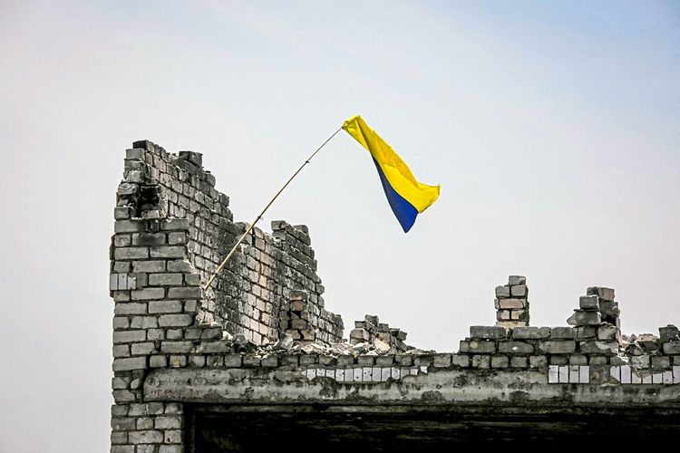 Ukrainische Flagge auf Ruine