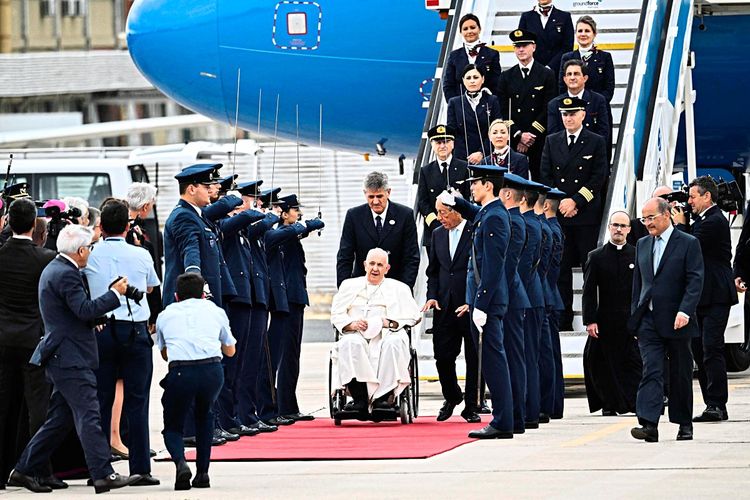 Papst Franziskus im Rollstuhl bei seiner Ankunft in Portugal.