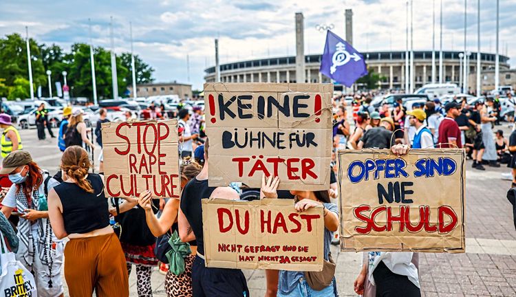 Protest vor dem Rammstein-Konzert im Berliner Olympia-Stadion Mitte Juli 2023.