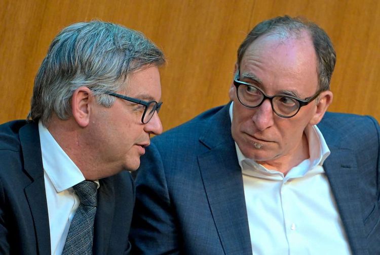 Finanzminister Magnus Brunner (ÖVP) und Sozialminister Johannes Rauch (Grüne) reden miteinander