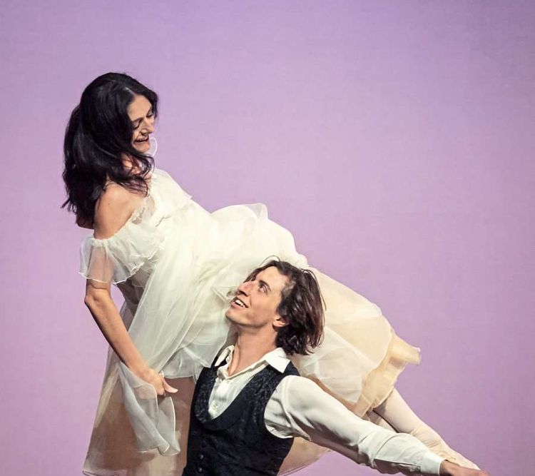 Ketevan Papava tanzt in der Premierenbesetzung hinreißend die Protagonistin Marguerite, und Timoor Afshar als ihr Lover Armand steht ihr kaum nach.