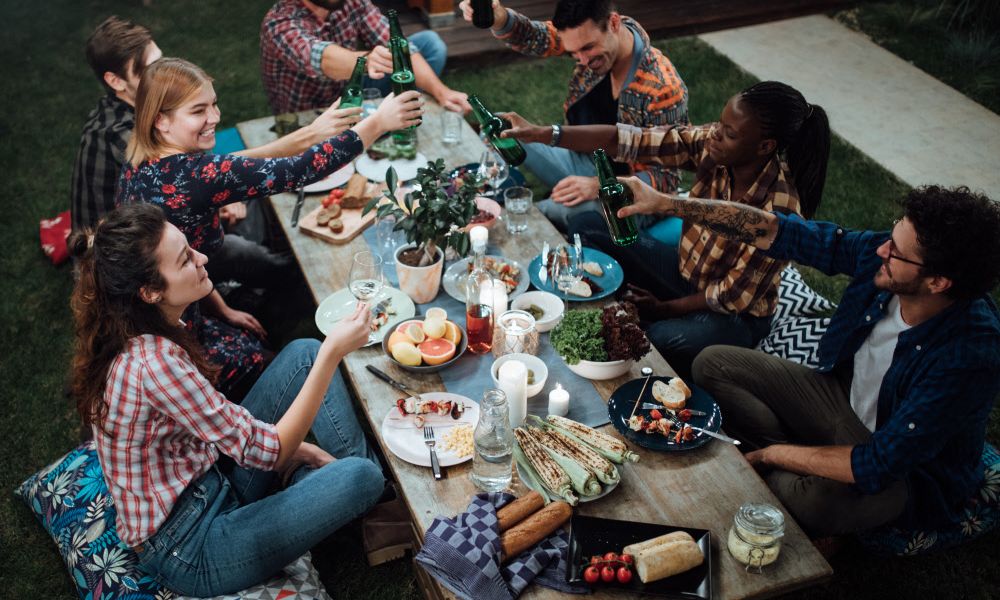 Wie Gut Versteht Sich Ihr Partner Ihre Partnerin Mit Ihrem Freundeskreis Beziehungen Derstandard De Lifestyle