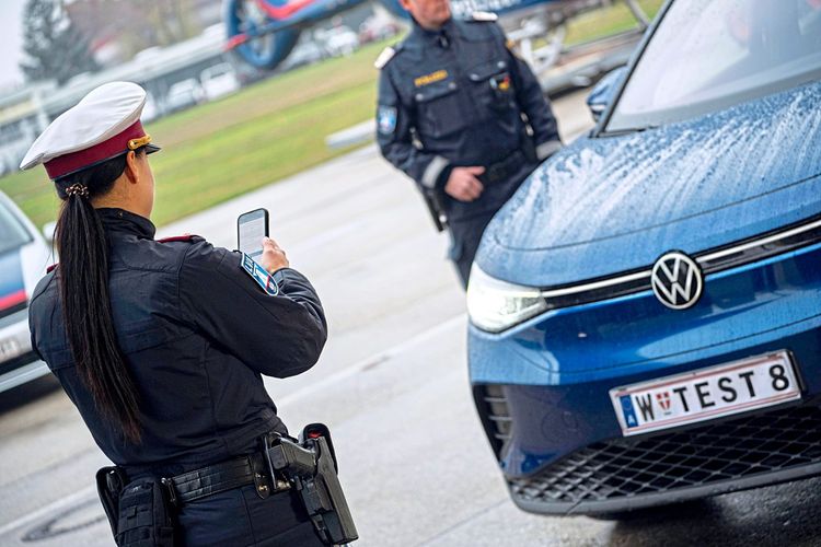 Polizistin mit Smartphone.