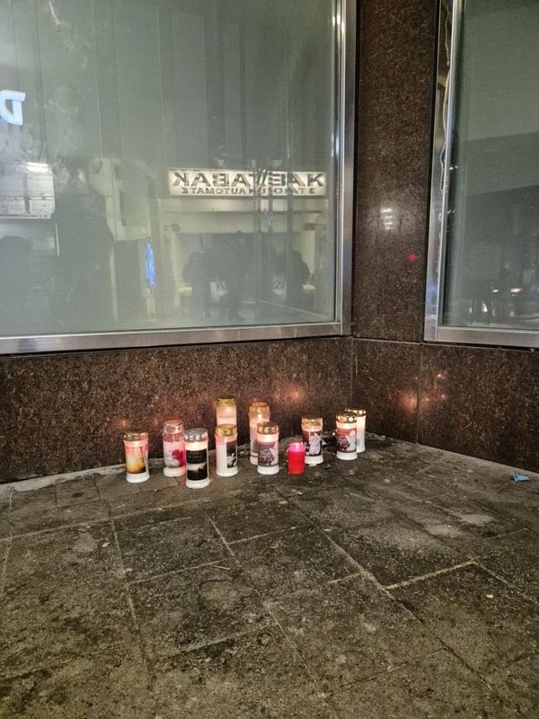 Zwei-M-nner-auf-Wiens-Stra-en-erfroren