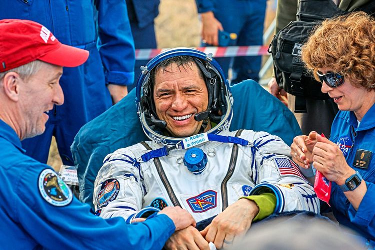 Nasa-Astronaut Francisco Frank Rubio nach der Landung in Kasachstan, er wird betreut von Menschen in blauen Nasa-Anzügen.