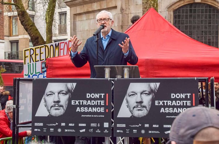 Ex-Labour Chef Jeremy Corbyn sieht Julian Assange als 