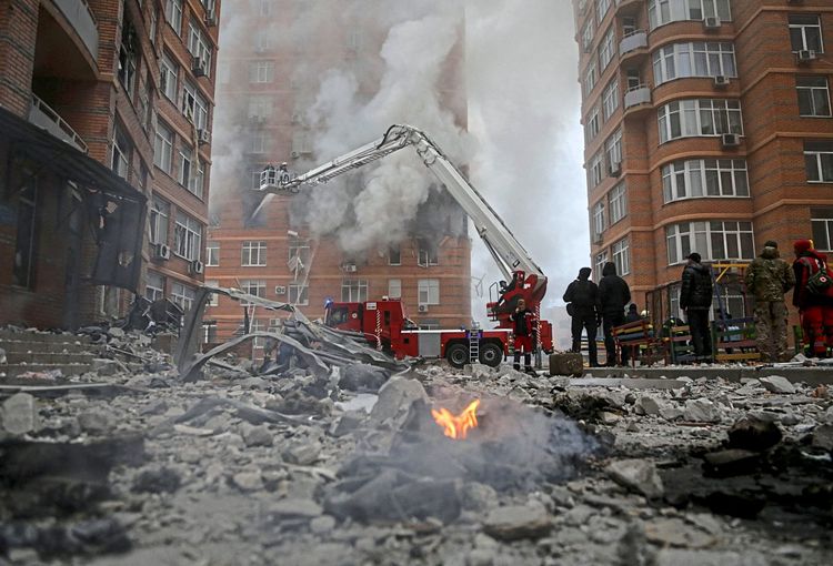 Trümmer und Feuerwehrleute zwischen Wohngebäuden.