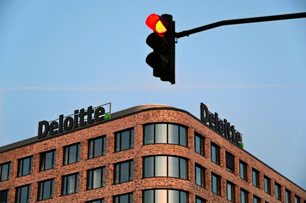 Deloitte-muss-Australien-Geld-zur-ckgeben-weil-Bericht-voller-KI-Halluzinationen-war