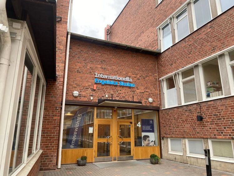 Der Eingang der IES in Solna.