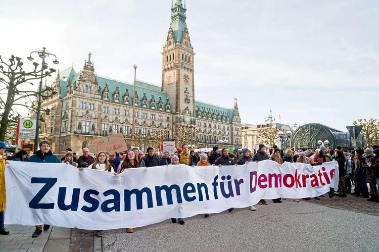 Motto Zusammen gegen rechts Hamburg für Demokratie Demo Demonstration Protestmarsch gegen rechts Rechtsextremismus AfD Hamburger Rathaus