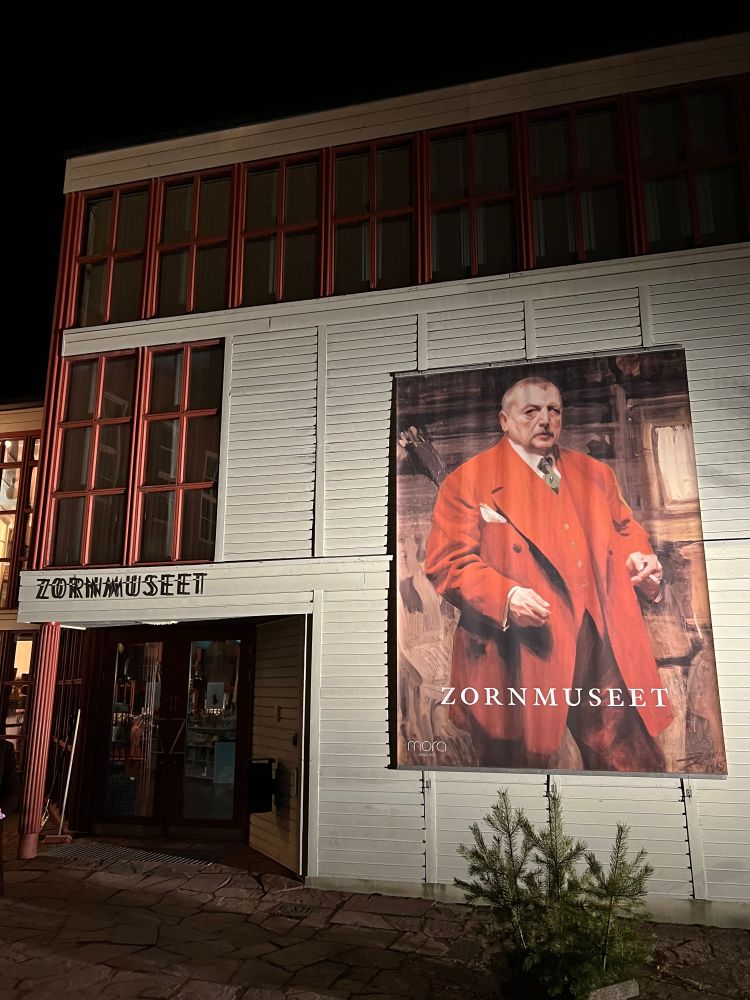 Hausfassade mit einem großen Porträt des schwedischen Malers Anders Zorn