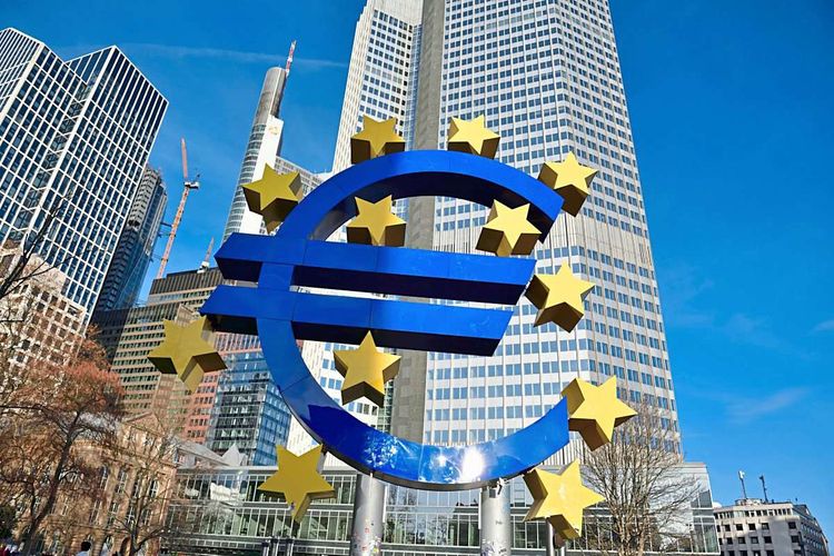 Das Symbol des Euro vor der Europäischen Zentralbank.