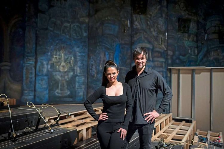 Zauberer Anca und Lucca Lucian im noch nicht fertig gebauten magischen Theater im Wiener Prater