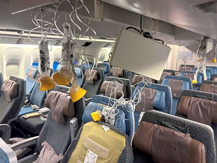 In der Unglücksmaschine von Singapore Airlines hängen am 21. Mai Sauerstoffmasken von der Kabinendecke
