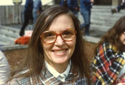 Eine lächelnde Frau mit Brille.