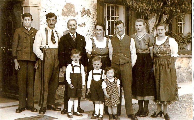 Johanna Raudaschl mit ihrer Familie und den ersten drei Kindern