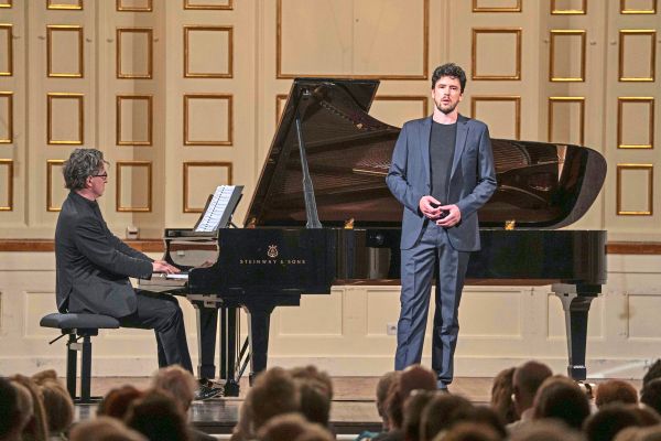 Andr-Schuen-inmitten-der-Lieder-von-Tod-und-Traum