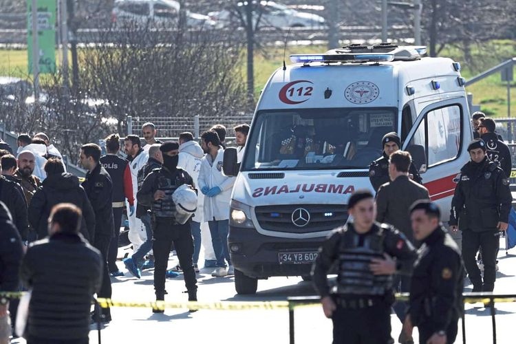Szene nach Anschlag in Istanbul, Einsatzkräfte auf der Straße