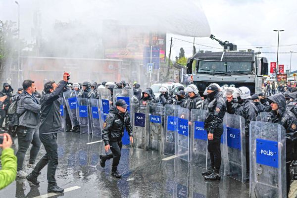 Zusammenst-e-zwischen-Polizei-und-Demonstranten-in-Istanbul