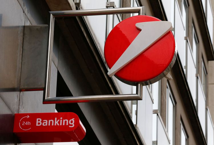 Das rot-weiße Logo der Bank Austria vor einer Fensterfront.