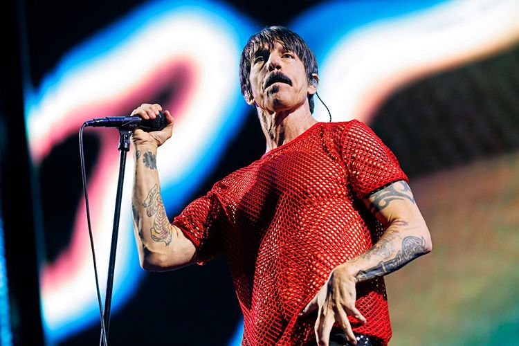 Anthony Kiedis als Fisch im Netz. Schon im ersten Song landete er leicht versehrt am seinem Podex. Zum Glück ist der gut trainiert.