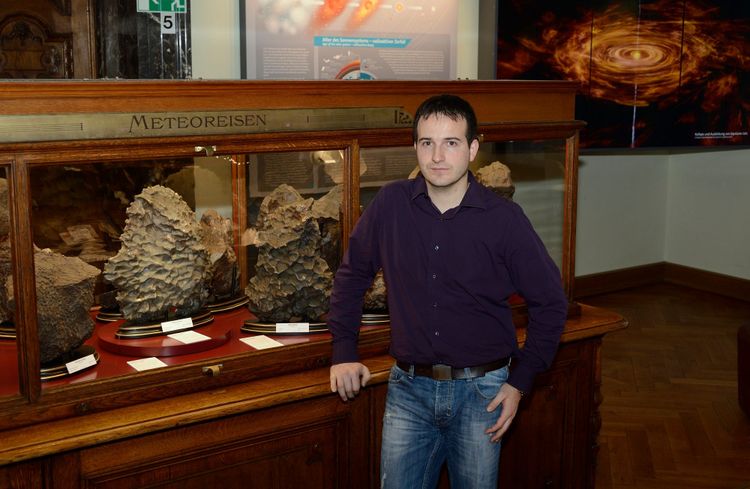 Ludovic Ferrière im Jahr 2012 in der neuaufgestellten Meteoritensammlung des NHM