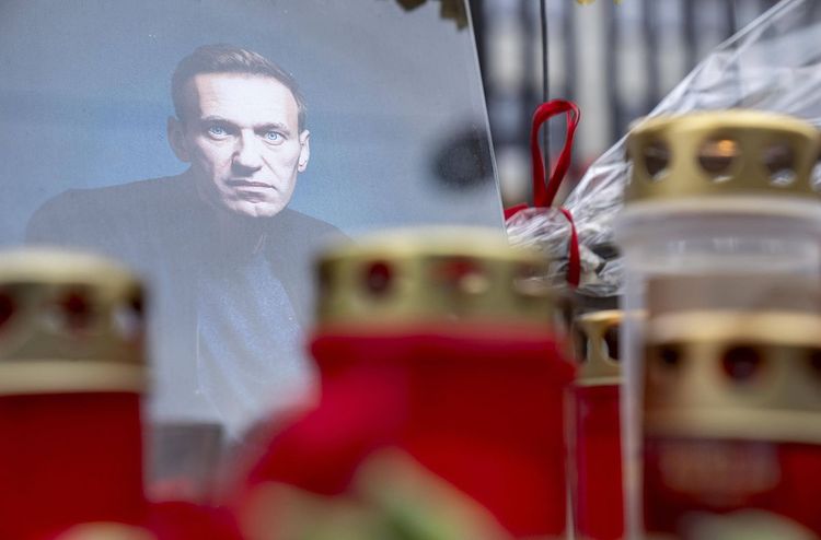 Gedenken an Alexej Nawalny vor der russischen Botschaft in Wien. 