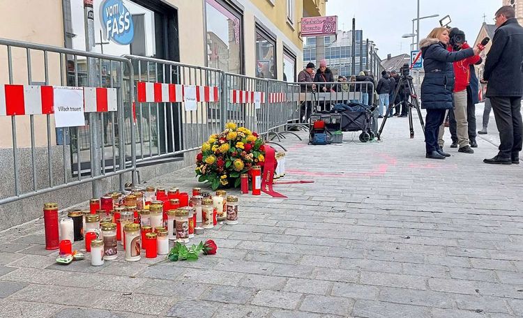 Blumen und Kerzen am Tatort des Messerattentats in Villach am Sonntag, 16. Februar 2025.