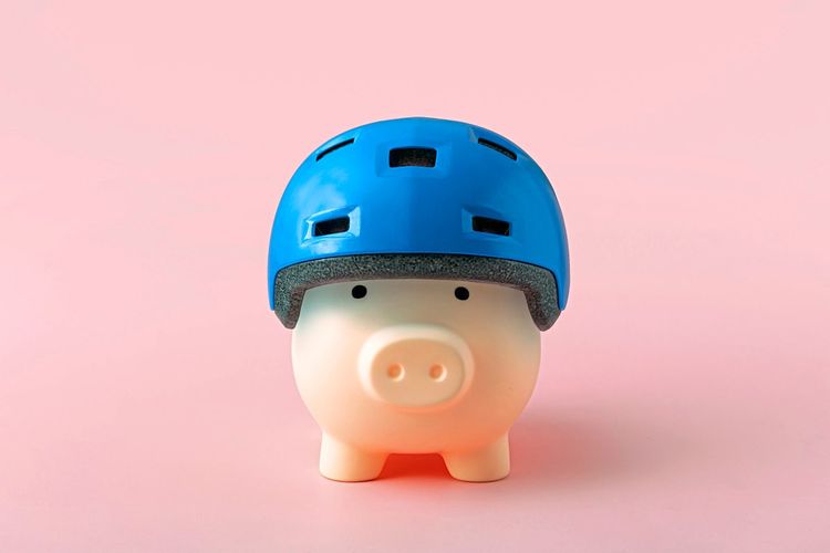 Sparschwein mit Helm